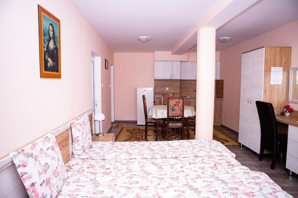Lucky 2 Hotel Pavel Banya Eksteriør billede