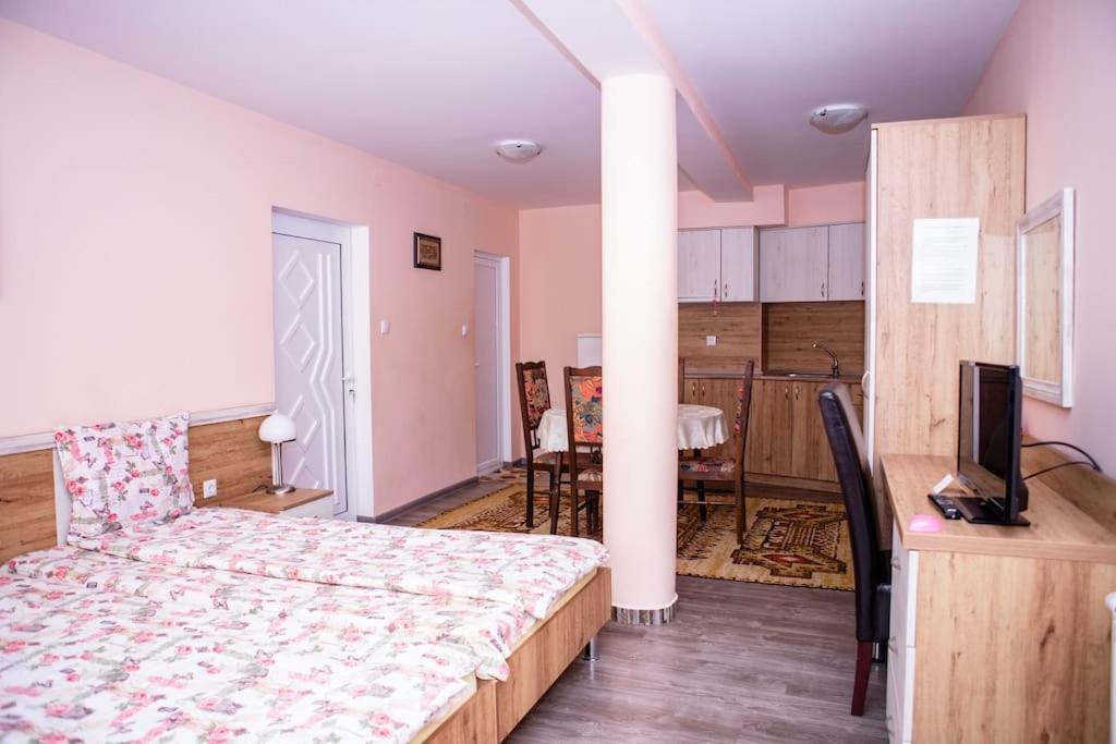 Lucky 2 Hotel Pavel Banya Eksteriør billede